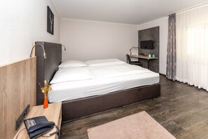 Kamar Double | Meja kerja, tirai kedap cahaya, setrika/meja setrika, dan Wi-Fi gratis