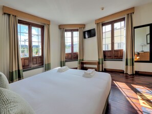 スタンダード ダブルルーム ダブルベッド 1 台 | デスク、ノートパソコン用作業スペース、遮光カーテン、WiFi (無料)