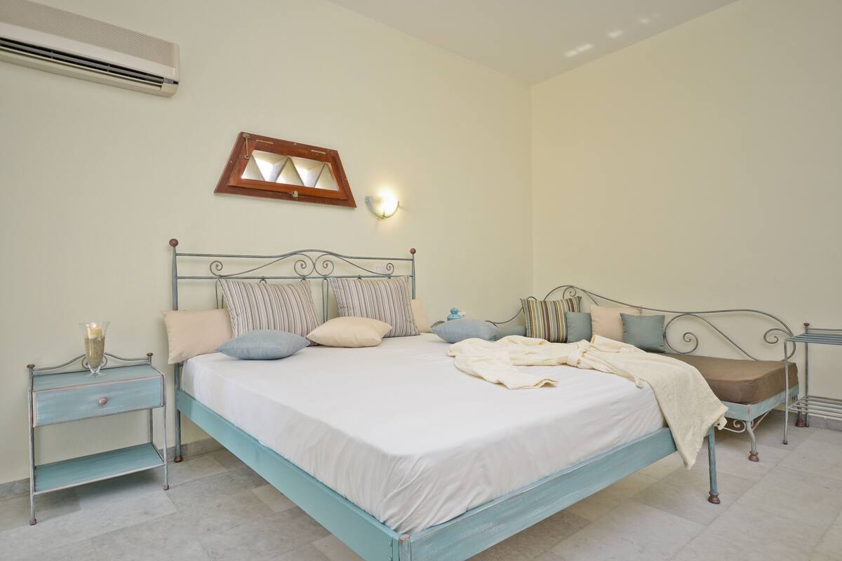 Standard Triple Room | Premium bedding, down comforters, pillowtop beds, in-room safe