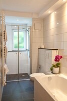 Habitación | Baño | Ducha, secador de pelo y toallas