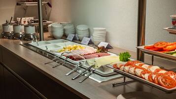 Ein reichhaltiges Buffet mit verschiedenen Speisen und Besteck.