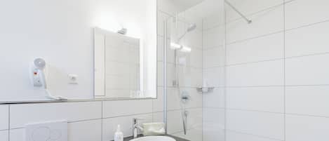 Douche, séchoir à cheveux, serviettes fournies