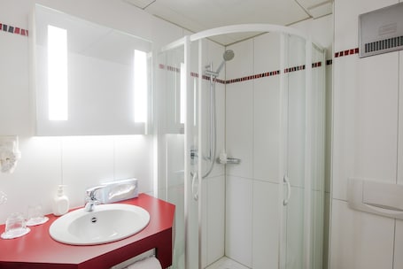 Douche, sèche-cheveux, serviettes fournies. Hotel Gasthof Zum Rössle