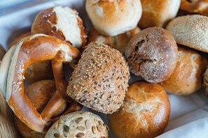 A variety of baked goods including pretzels and bread rolls. - Hotel Gasthof Zum Rössle (Altenstadt)