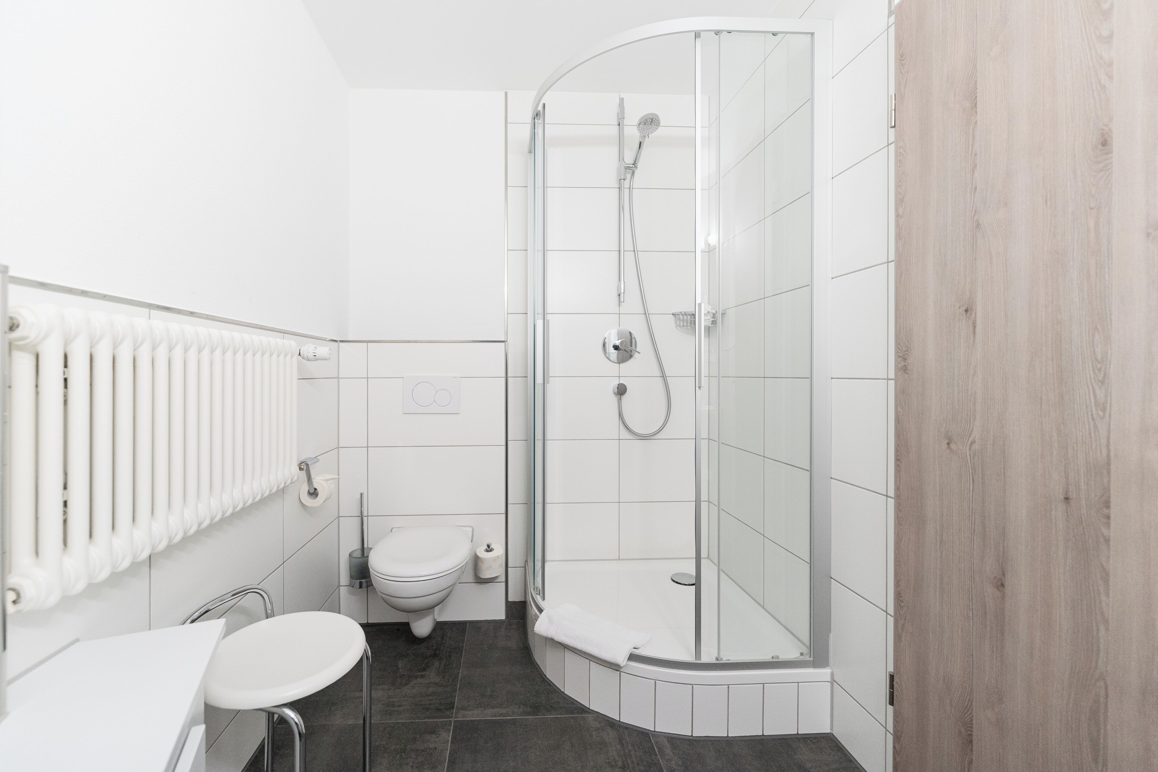 Un baño moderno con ducha, inodoro y lavamanos.