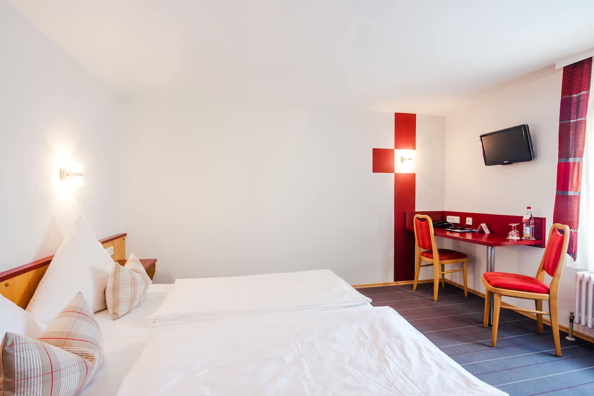 Habitación doble | Escritorio, cunas, wifi gratis y ropa de cama