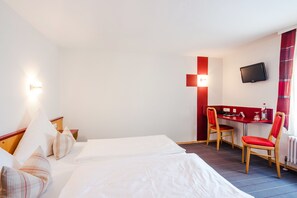 Habitación doble | Escritorio, cunas, wifi gratis y ropa de cama 