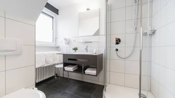 Dusche, Haartrockner, Handtücher