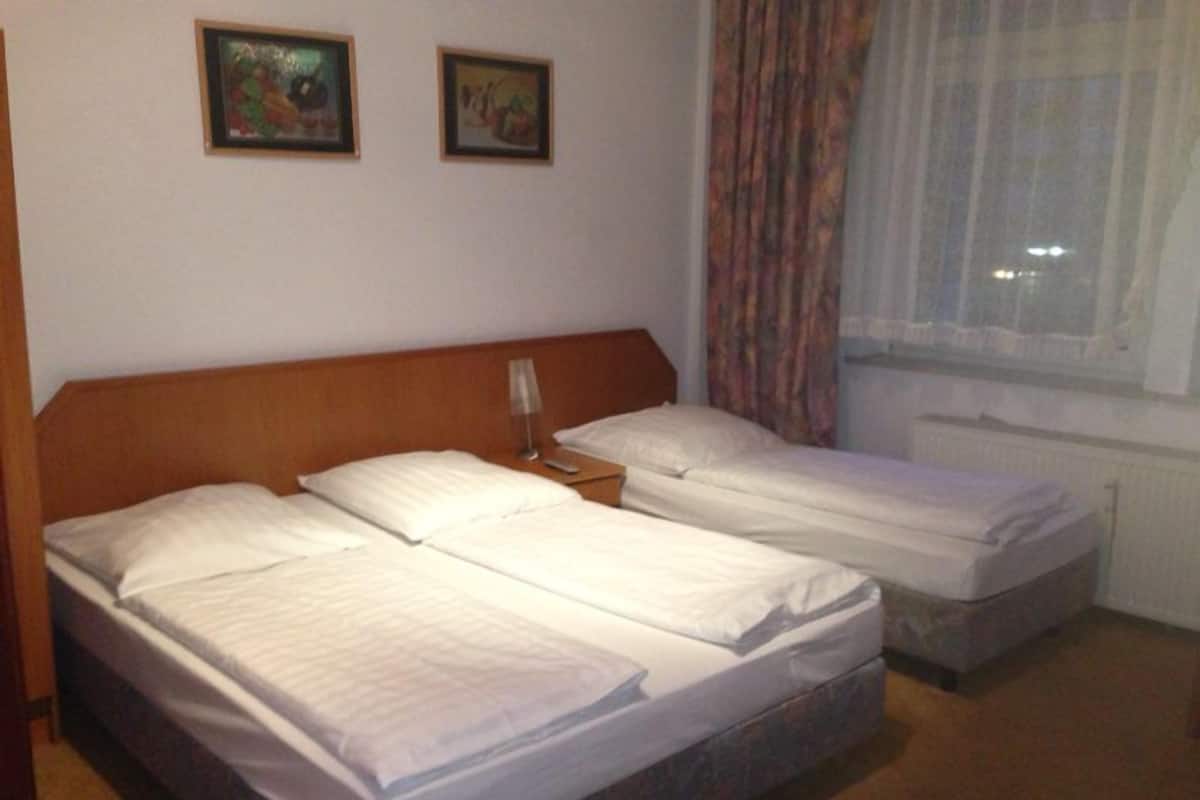 Standard-Dreibettzimmer | Zimmersafe, Schreibtisch, Bügeleisen/Bügelbrett, kostenloses WLAN