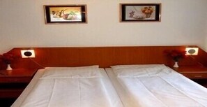 Standard Double or Twin Room | In-room safe, desk, iron/ironing board, free WiFi - Hotel Oase (Hamburg)
