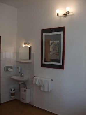 Shower, hair dryer, towels - Hotel Oase (Hamburg)