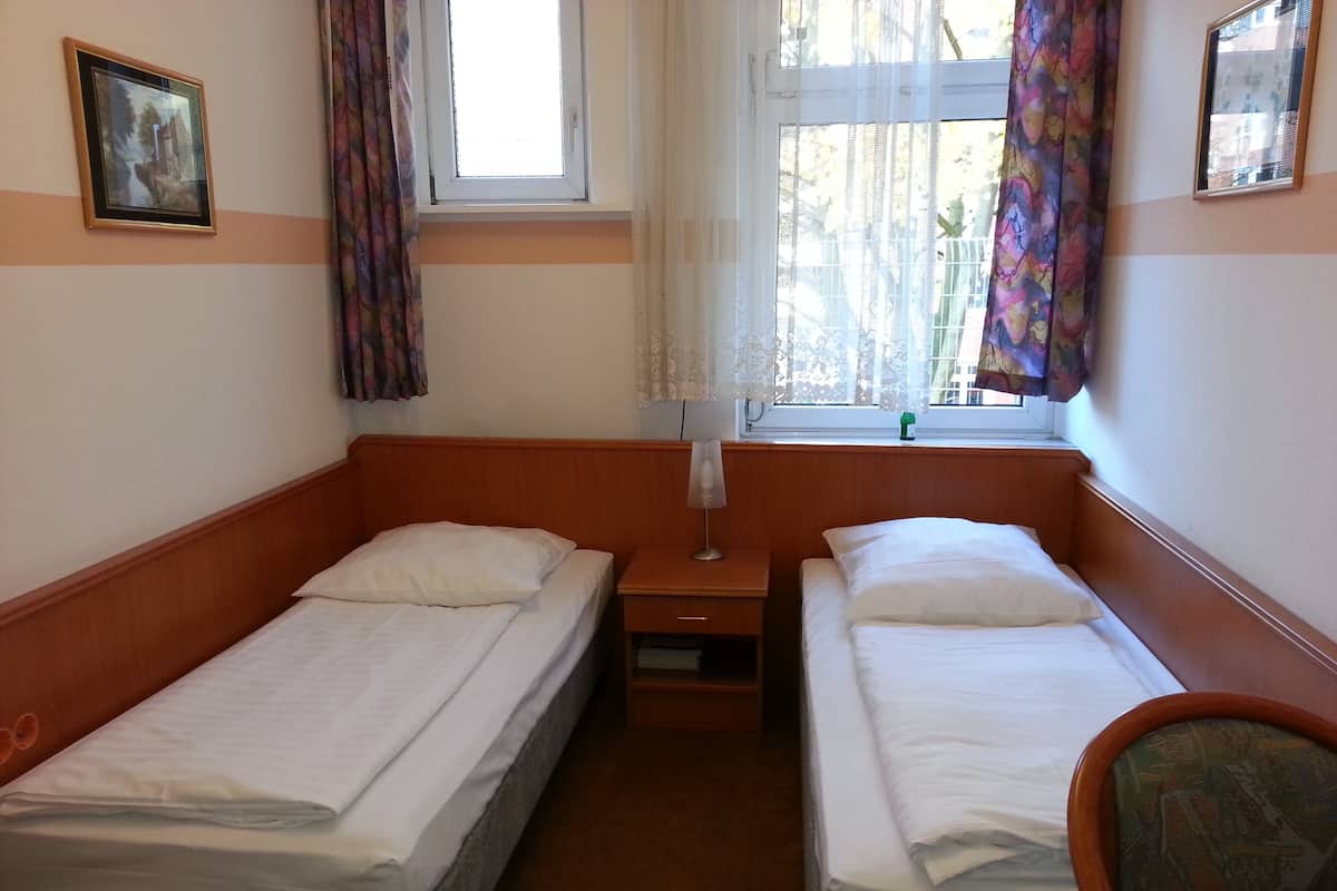 Standard-Doppel- oder -Zweibettzimmer | Zimmersafe, Schreibtisch, Bügeleisen/Bügelbrett, kostenloses WLAN