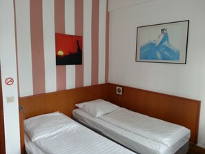 Standard Double or Twin Room | In-room safe, desk, iron/ironing board, free WiFi - Hotel Oase (Hamburg)
