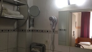 Standard Double or Twin Room | Bathroom - Hotel Oase (Hamburg)