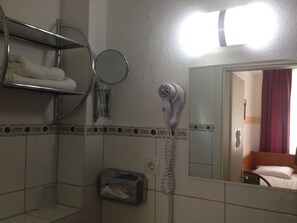 Standard Double or Twin Room | Bathroom | Shower, hair dryer, towels - Hotel Oase (Hamburg)
