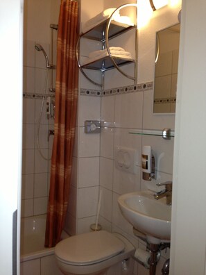 Shower, hair dryer, towels - Hotel Oase (Hamburg)
