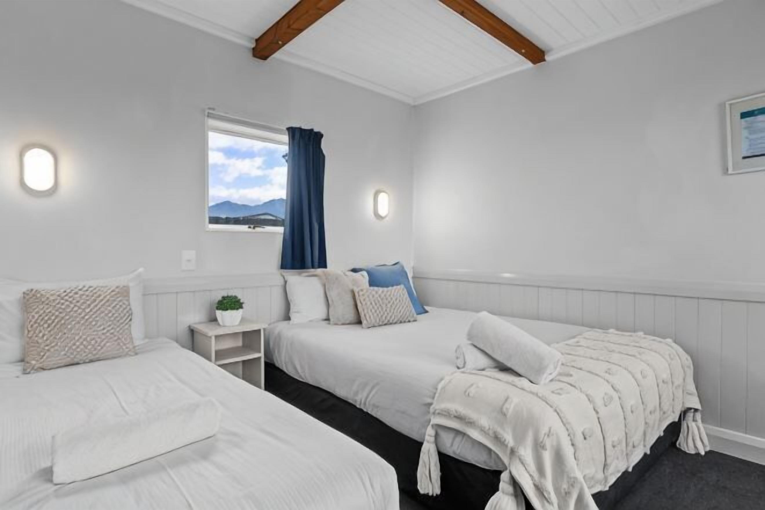 Cubrecamas, colchones con pillow-top, wifi gratis y ropa de cama 