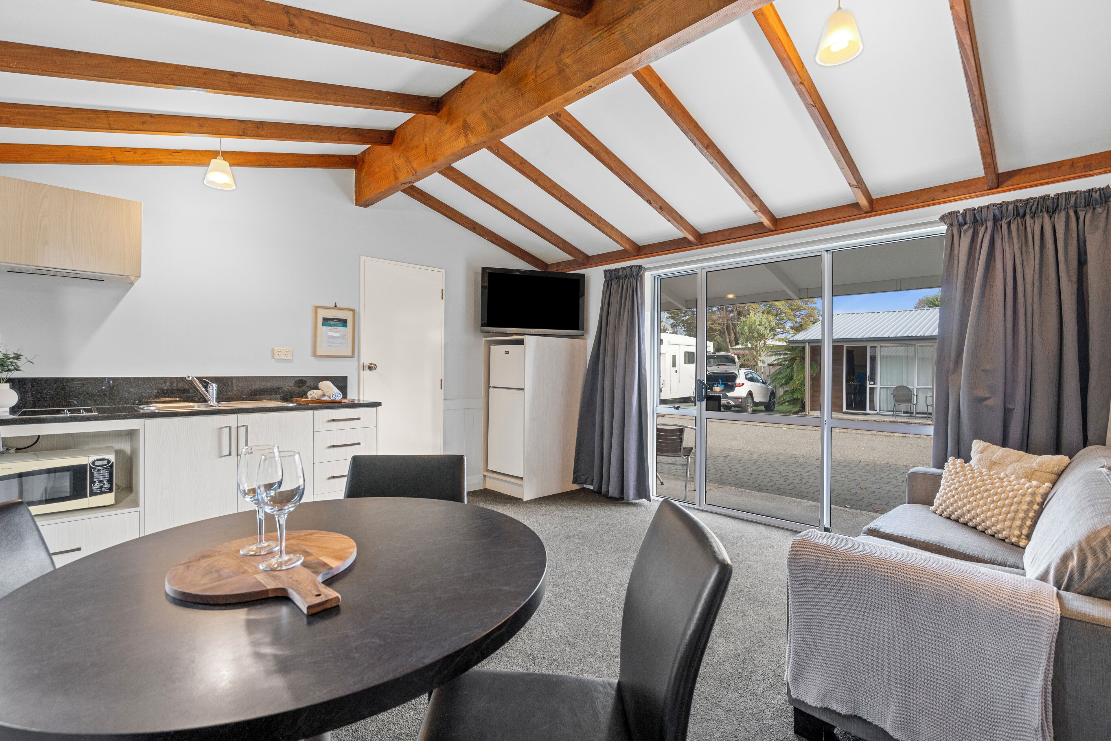 Familienapartment, 1 Schlafzimmer | Essbereich im Zimmer