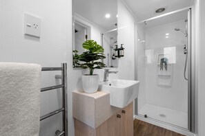 Bathroom - Tasman Holiday Parks - Te Anau (Te Anau)