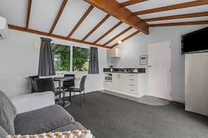 Appartement Familial, 1 chambre | Coin séjour | Télévision à écran plat de 40 pouces avec chaînes numériques, télévision