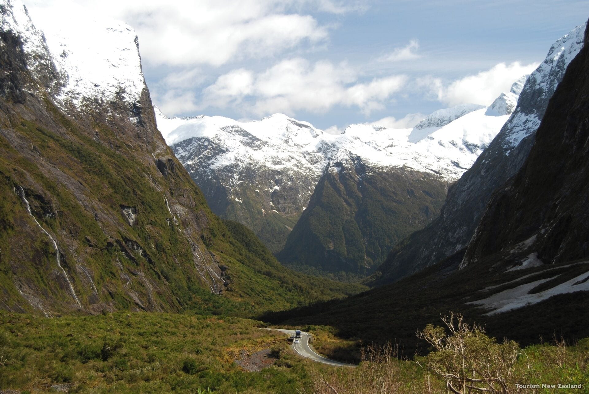 Paisagem montanhosa com estrada sinuosa.