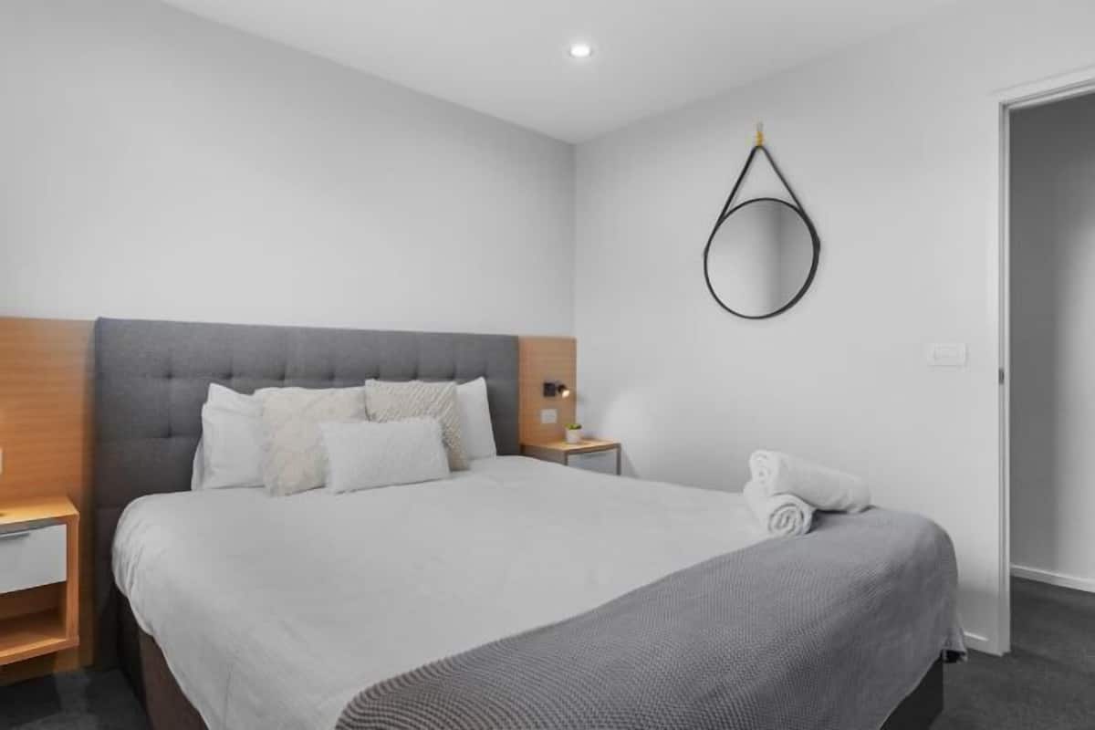 Cubrecamas, colchones con pillow-top, wifi gratis y ropa de cama