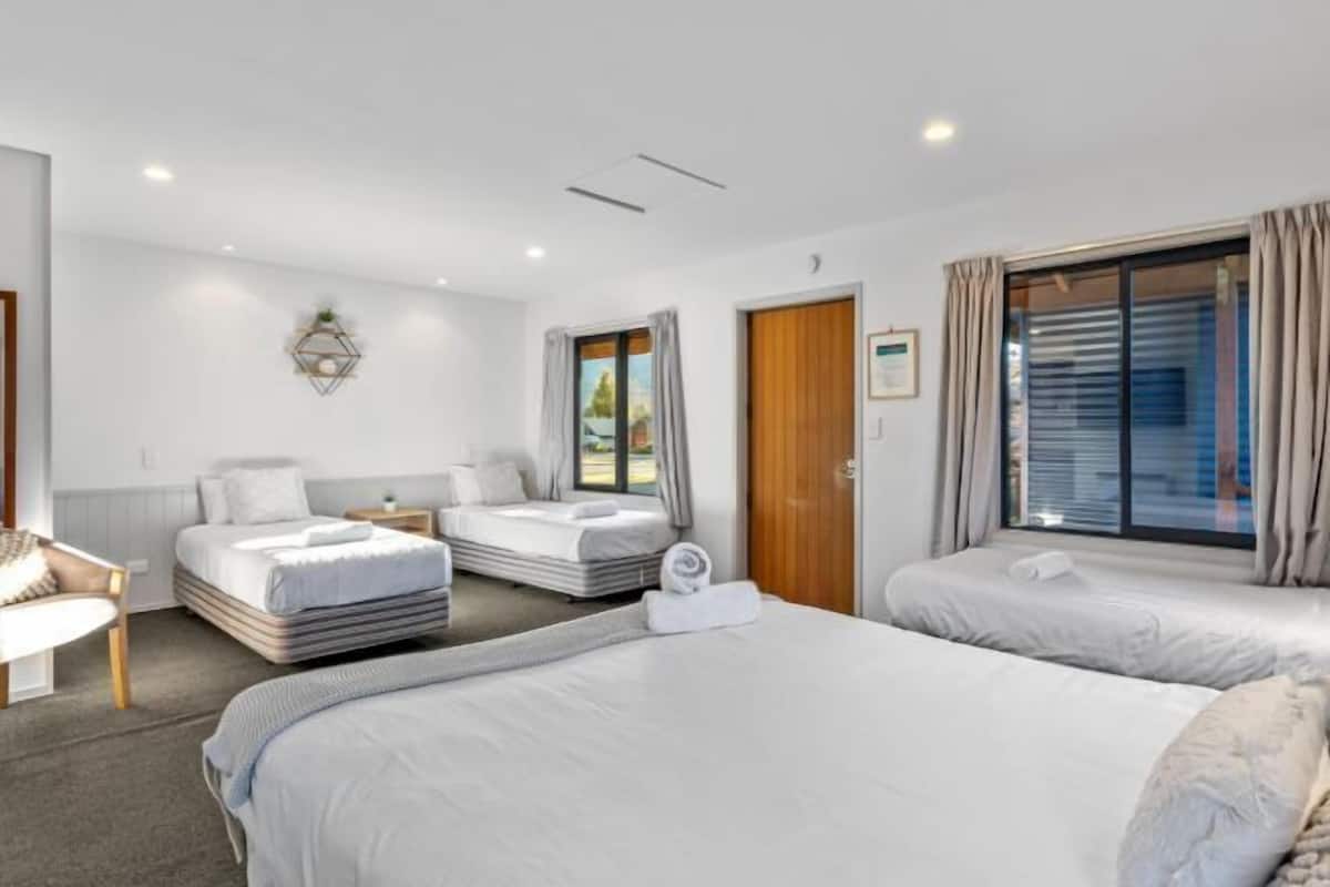 Cubrecamas, colchones con pillow-top, wifi gratis y ropa de cama
