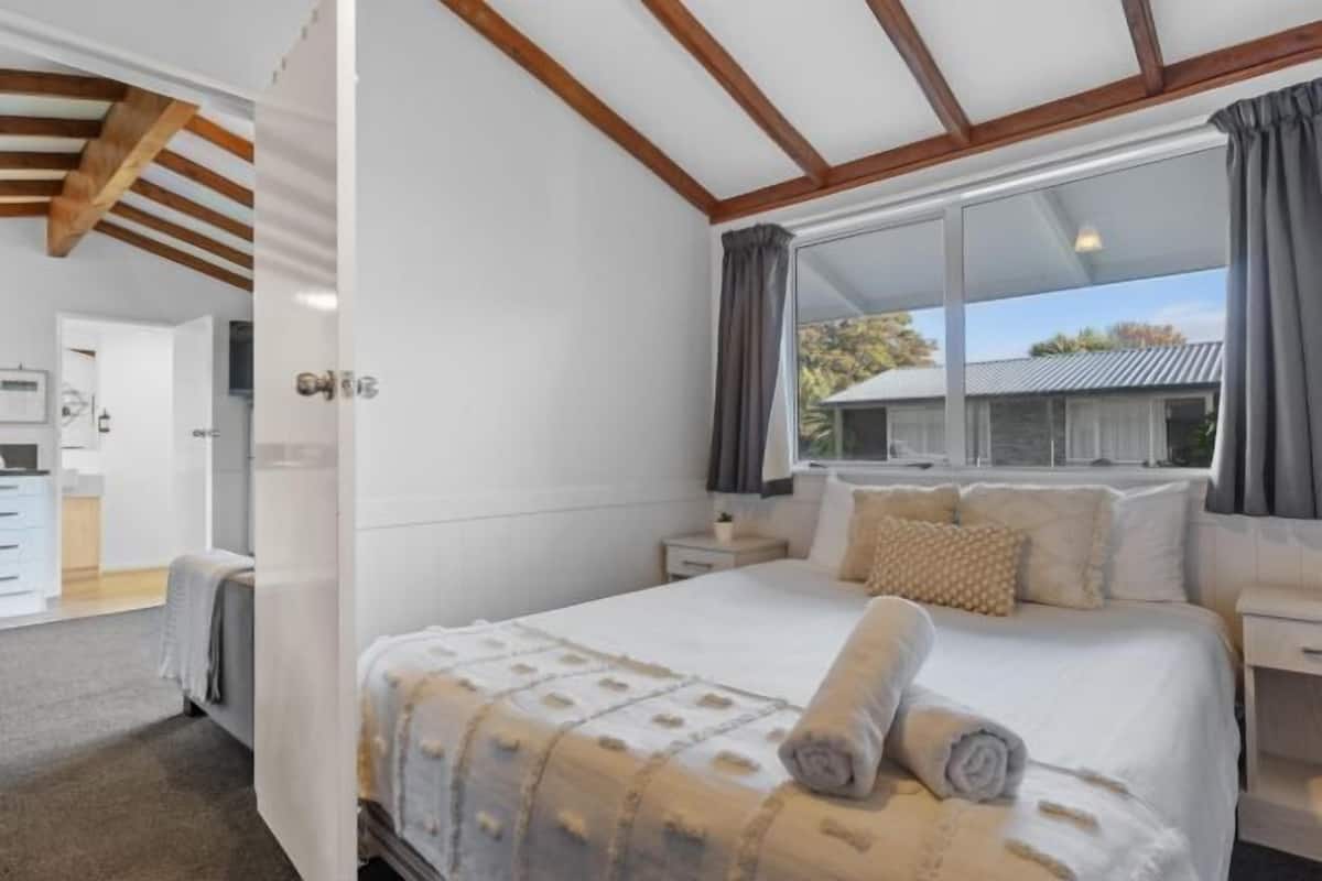 Cubrecamas, colchones con pillow-top, wifi gratis y ropa de cama