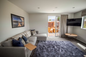 3 Bedroom Apartment (3BR) | Living area | 40-inch flat-screen TV with digital channels, TV - Tasman Holiday Parks - Te Anau (Te Anau)