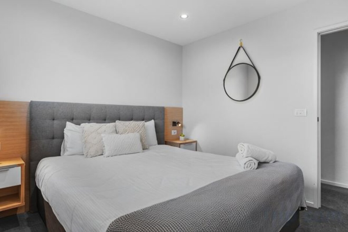 Down comforters, pillowtop beds, WiFi (free), bed sheets