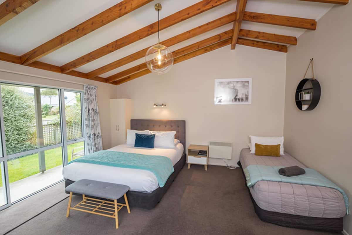 Cubrecamas, colchones con pillow-top, wifi gratis y ropa de cama