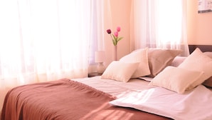 Quarto solteiro | Camas com colchões pillow-top, cofres nos quartos, escrivaninha