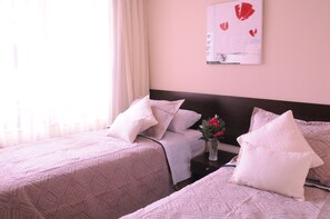 Colchones con pillow-top y caja de seguridad en la habitación 