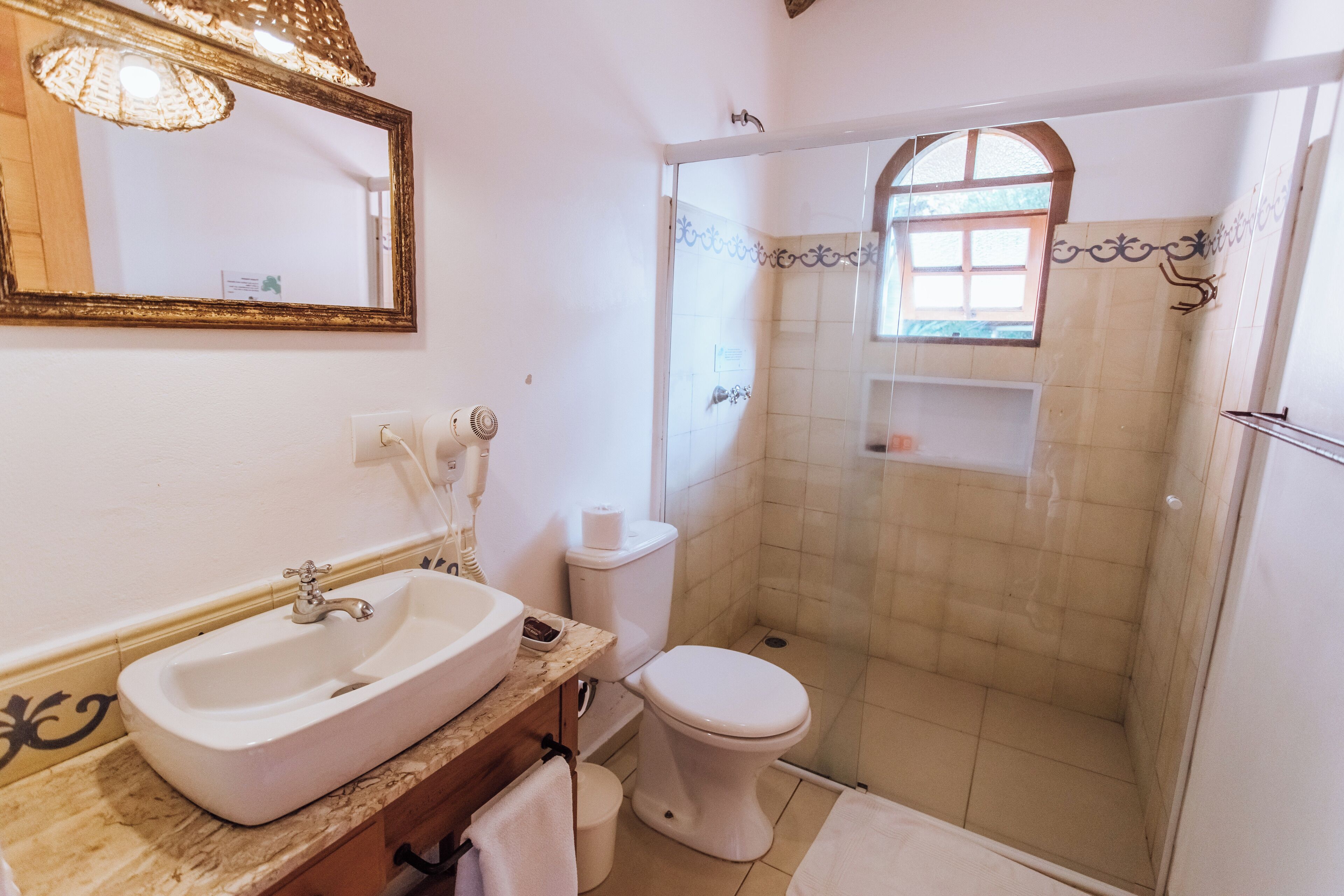 Une salle de bain équipée d’un lavabo, de toilettes et d’une douche.