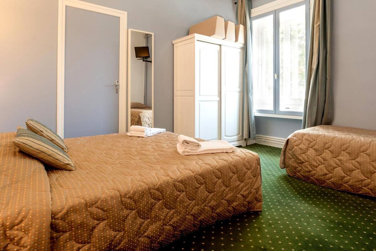 Double Room | Desk, soundproofing, iron/ironing board (on request), cribs (free)