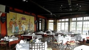 Lunch and dinner served - Hotel La Tablee Medievale (Civrieux-d'Azergues)