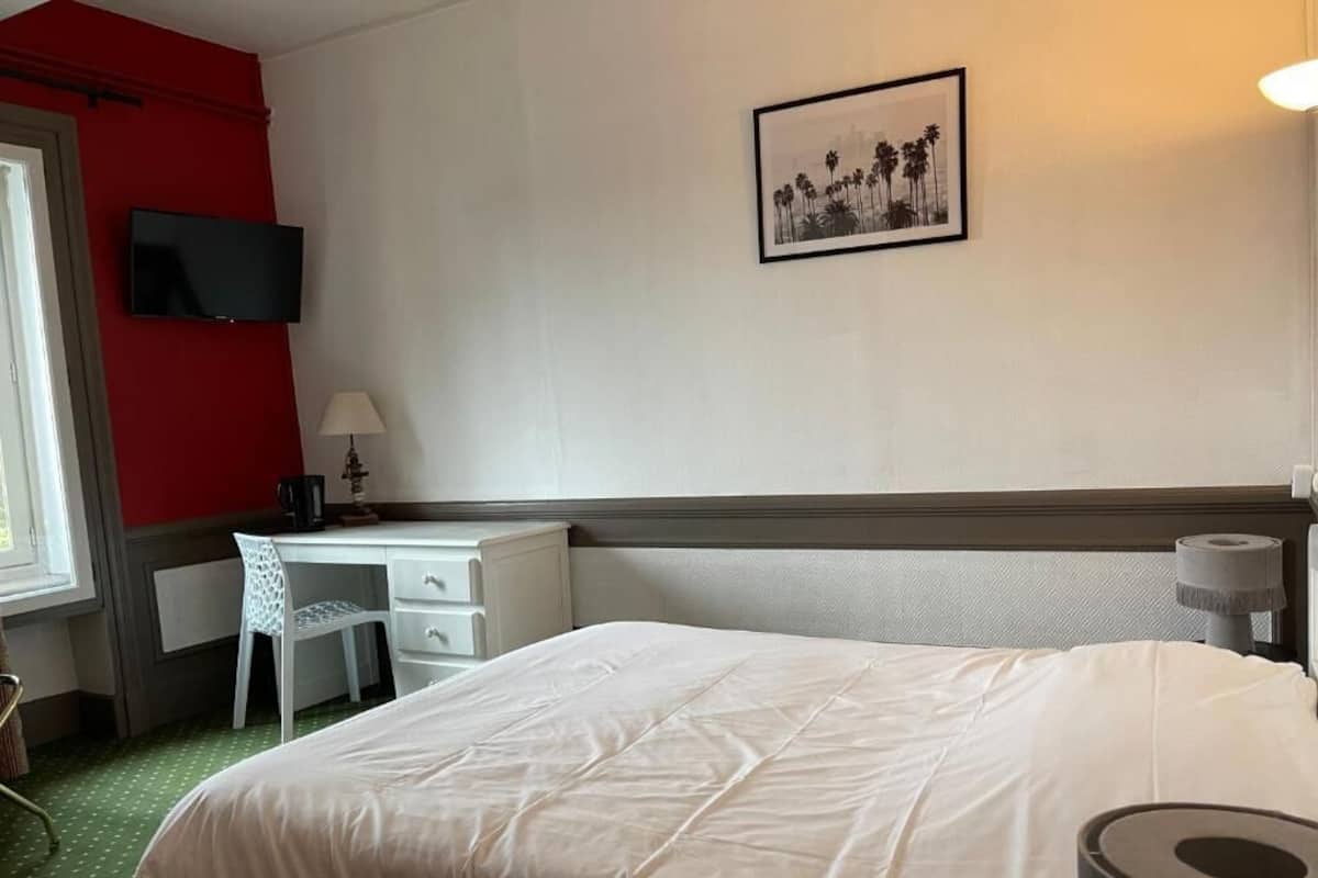 Desk, soundproofing, iron/ironing board (on request), cribs (free)