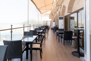 2 restaurants, breakfast served