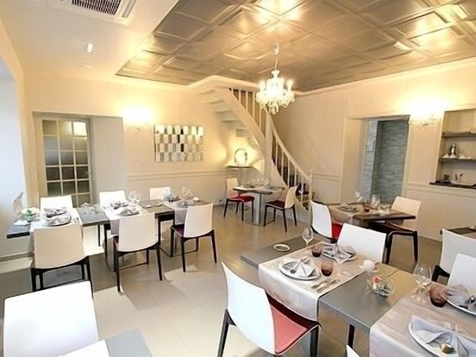 2 restaurants, lunch served