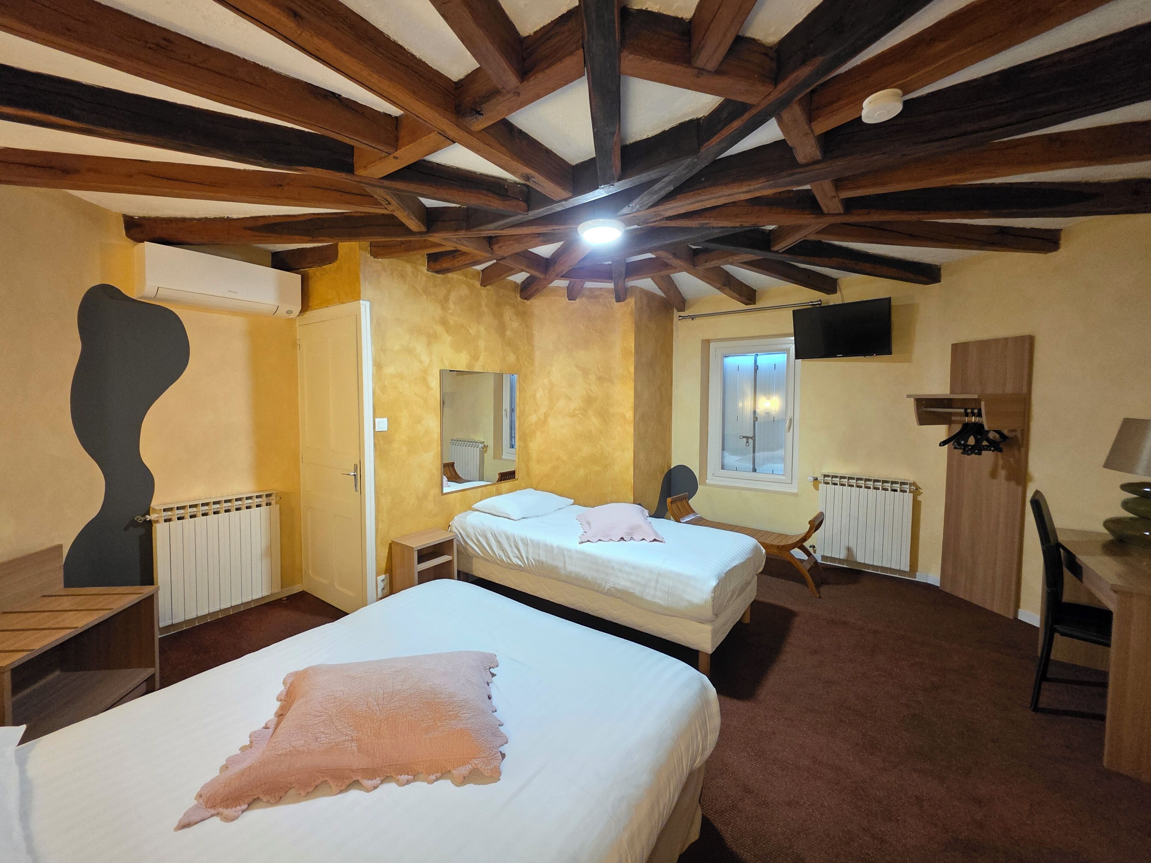 Suite familiar | Escritorio, insonorización, wifi gratis y ropa de cama 