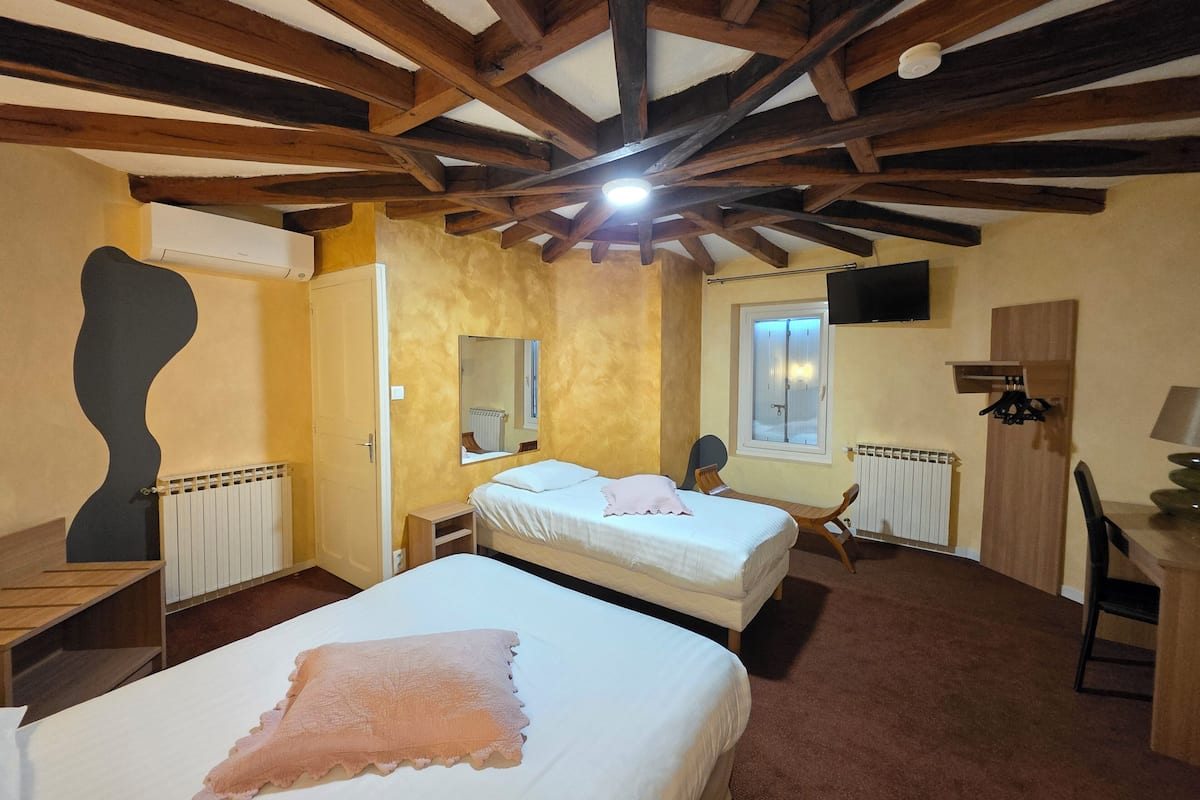 family suite | desk, soundproofing, free wifi, bed sheets