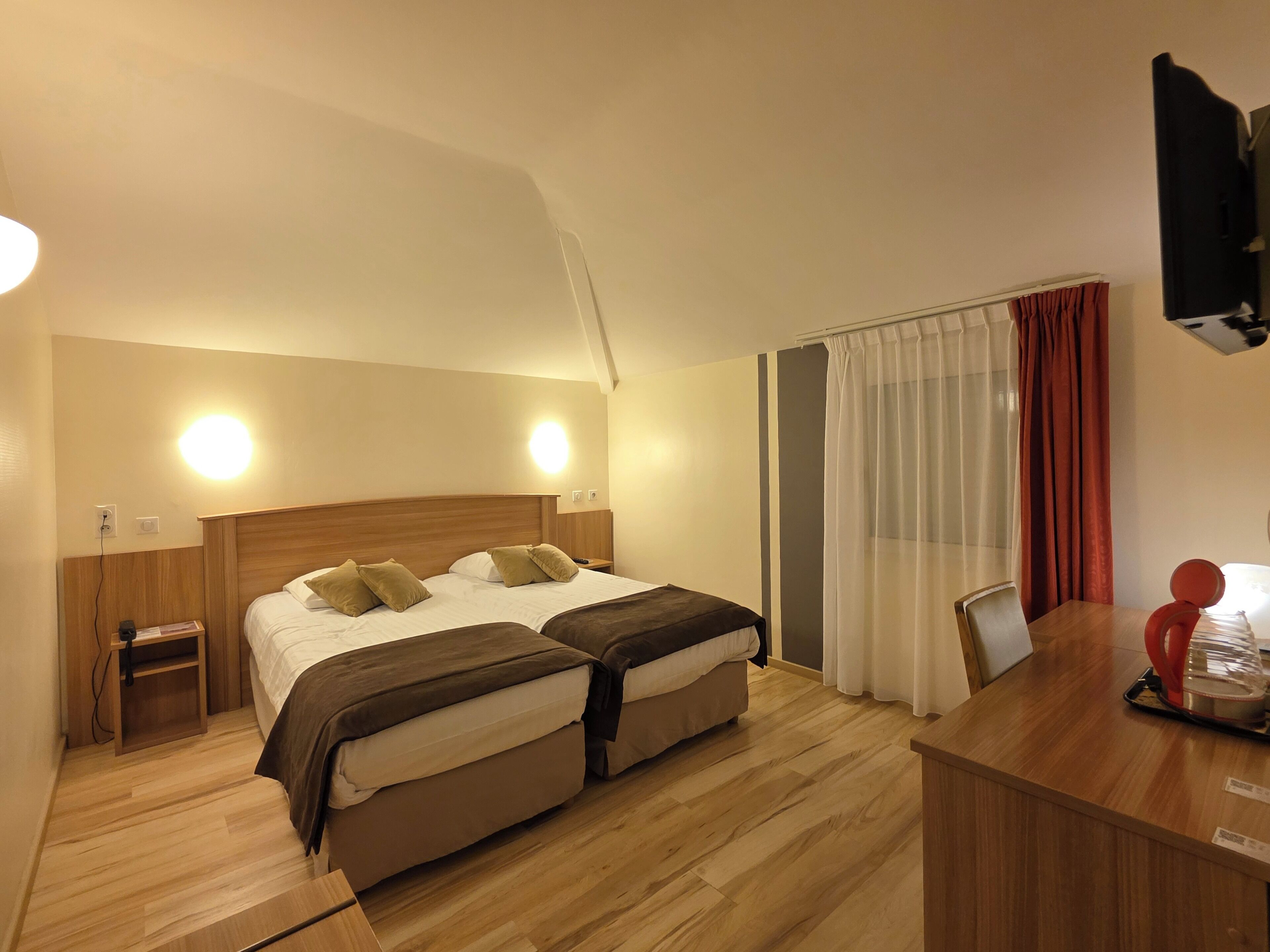 comfort double or twin room | desk, soundproofing, free wifi, bed sheets