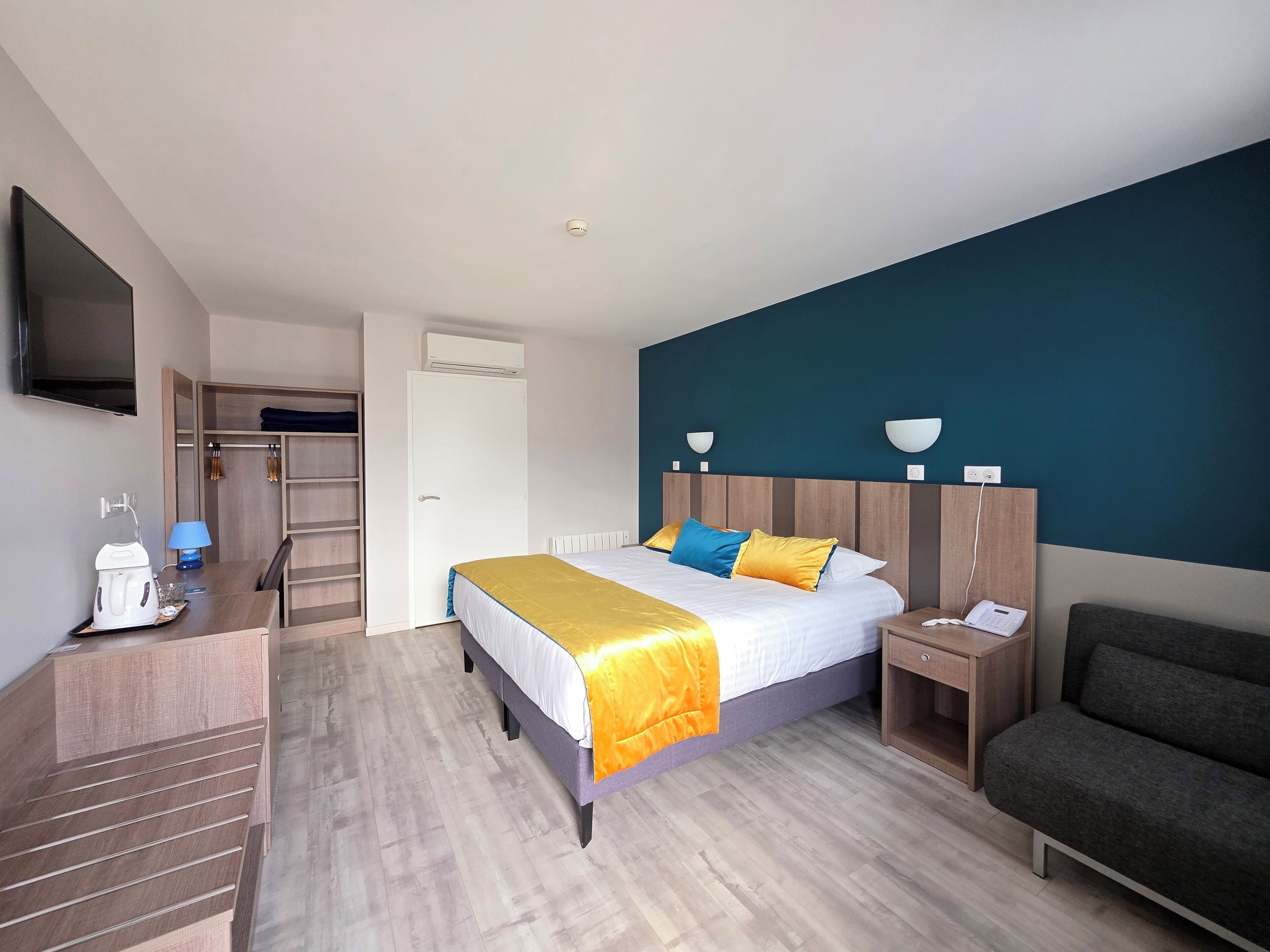 premium double or twin room | desk, soundproofing, free wifi, bed sheets