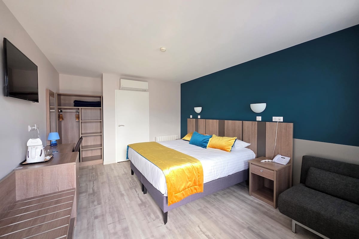 premium double or twin room | desk, soundproofing, free wifi, bed sheets