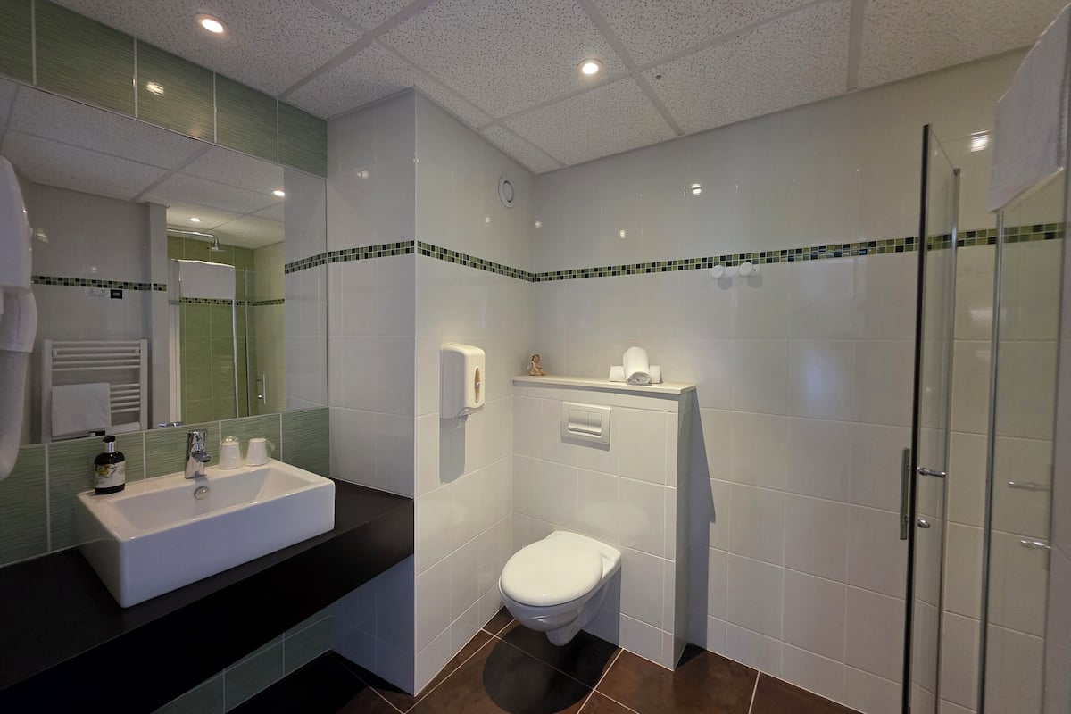 comfort double or twin room | bathroom | free toiletries, hair dryer, towels