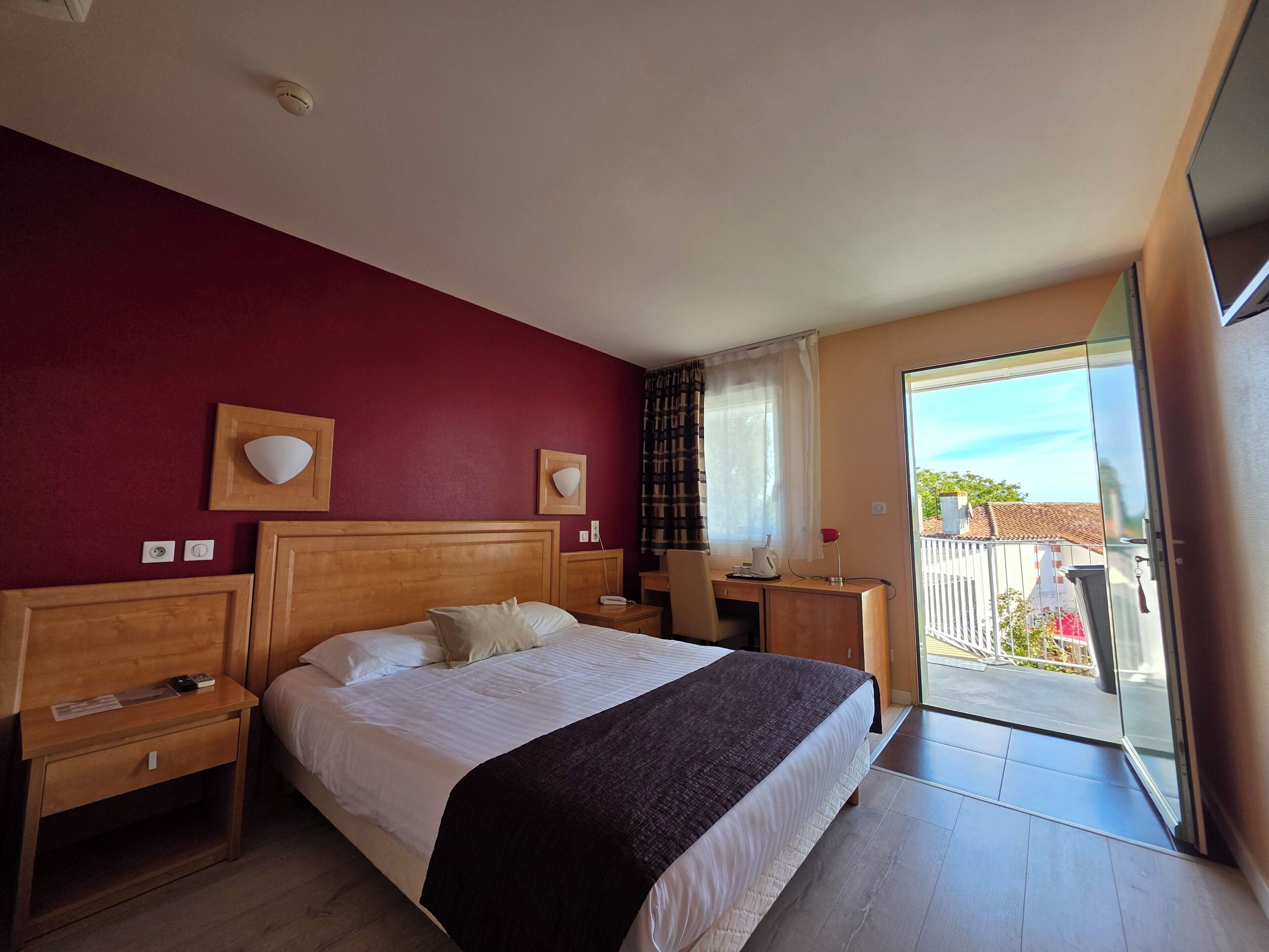 comfort double or twin room | desk, soundproofing, free wifi, bed sheets