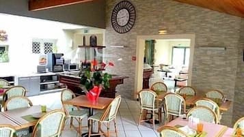 2 restaurantes; se sirven comidas
