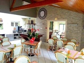 2 restaurants, lunch served