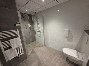 Habitació doble o amb dos llits individuals prèmium | Bany | Articles de tocador gratuïts, assecador de cabells i tovalloles 