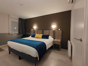 Camera Premium con letto matrimoniale o 2 letti singoli | Una scrivania, insonorizzazione, Wi-Fi gratuito, lenzuola